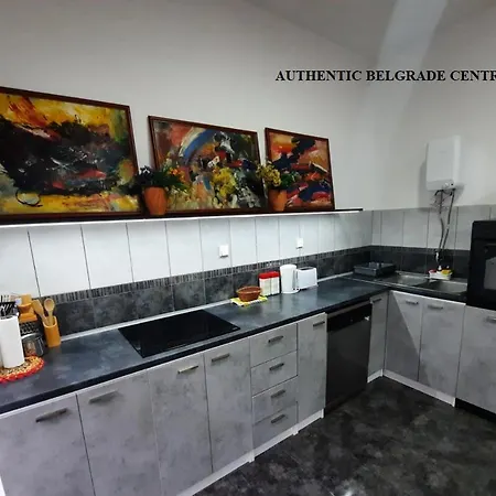 Authentic Centre #5, Four Bedrooms, One Full Bathroom, One Toilet Appartement *