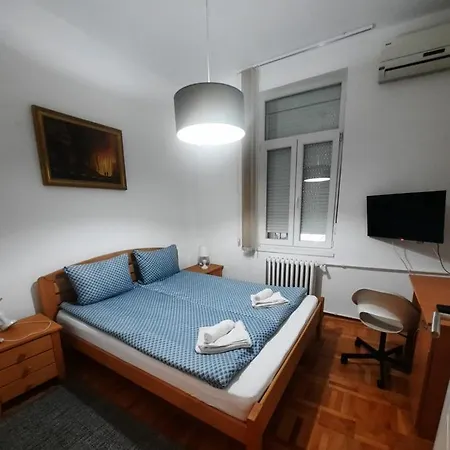 Appartement Authentic Centre #5, Four Bedrooms, One Full Bathroom, One Toilet *