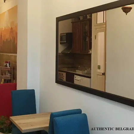 Authentic Centre #5, Four Bedrooms, One Full Bathroom, One Toilet Appartement