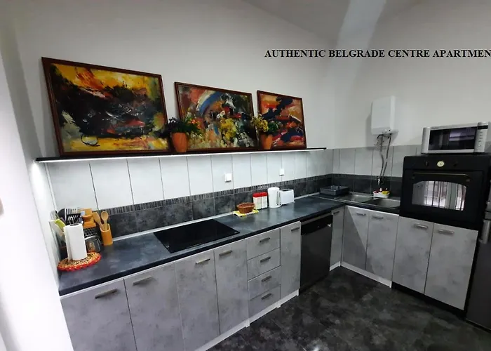 Authentic Centre #5, Four Bedrooms, One Full Bathroom, One Toilet アパート *