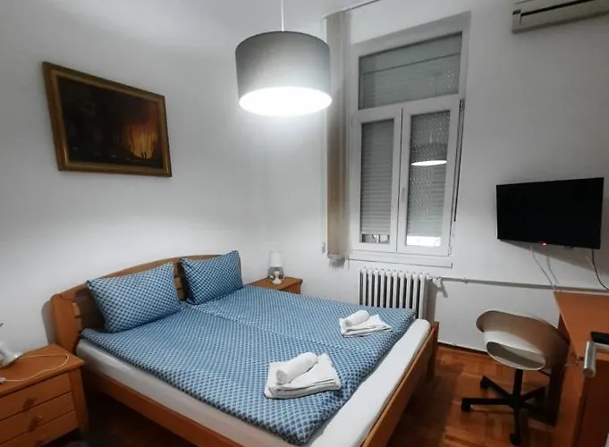 アパート Authentic Centre #5, Four Bedrooms, One Full Bathroom, One Toilet *