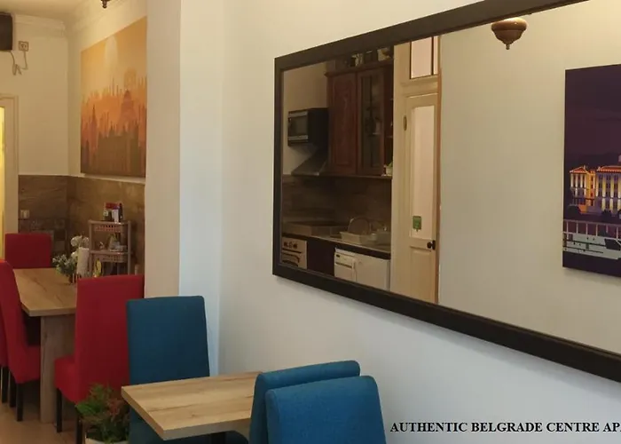 Authentic Centre #5, Four Bedrooms, One Full Bathroom, One Toilet アパート